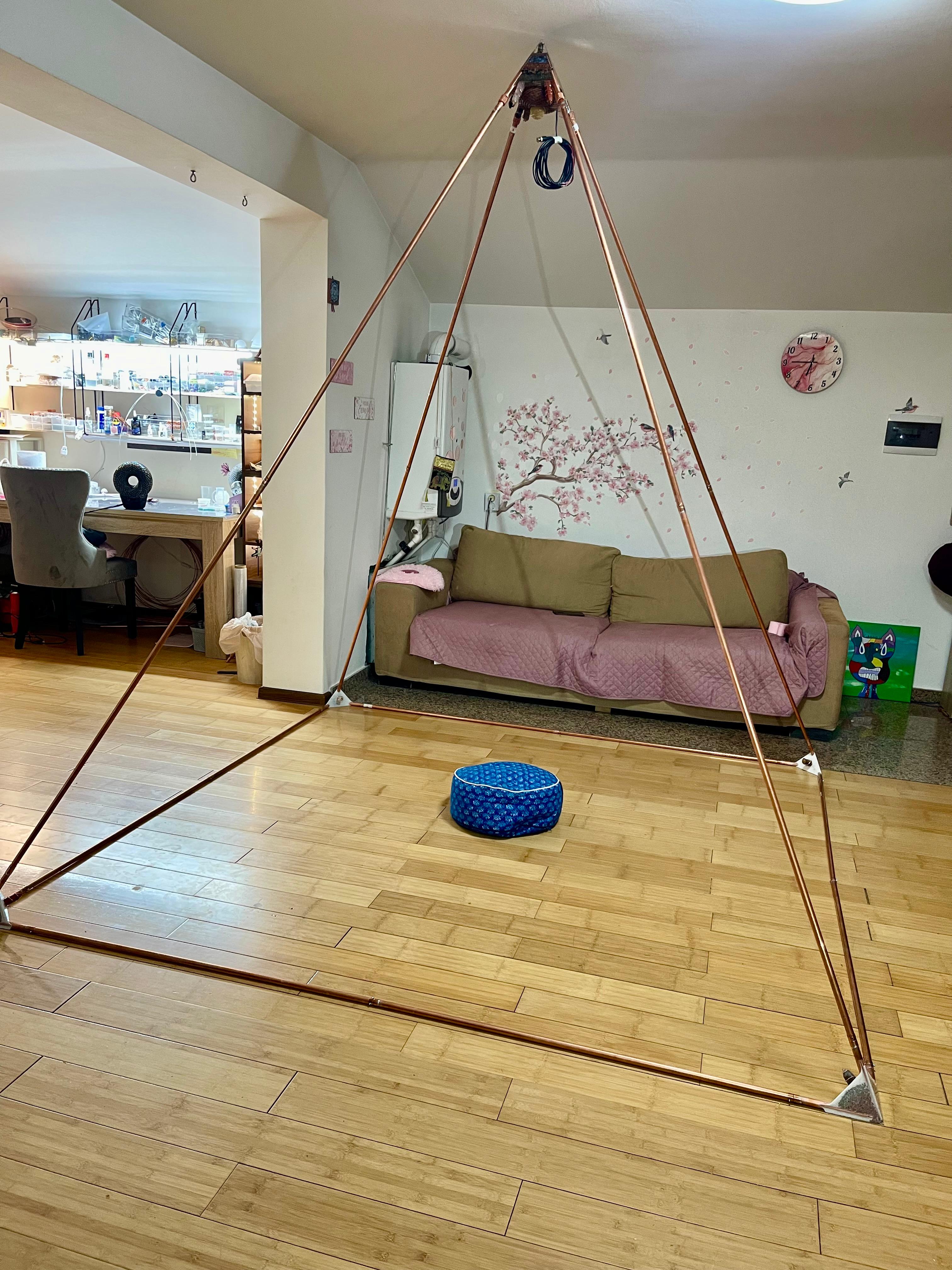 Piramidă de meditație din cupru – spațiu dedicat alinierii și regenerării