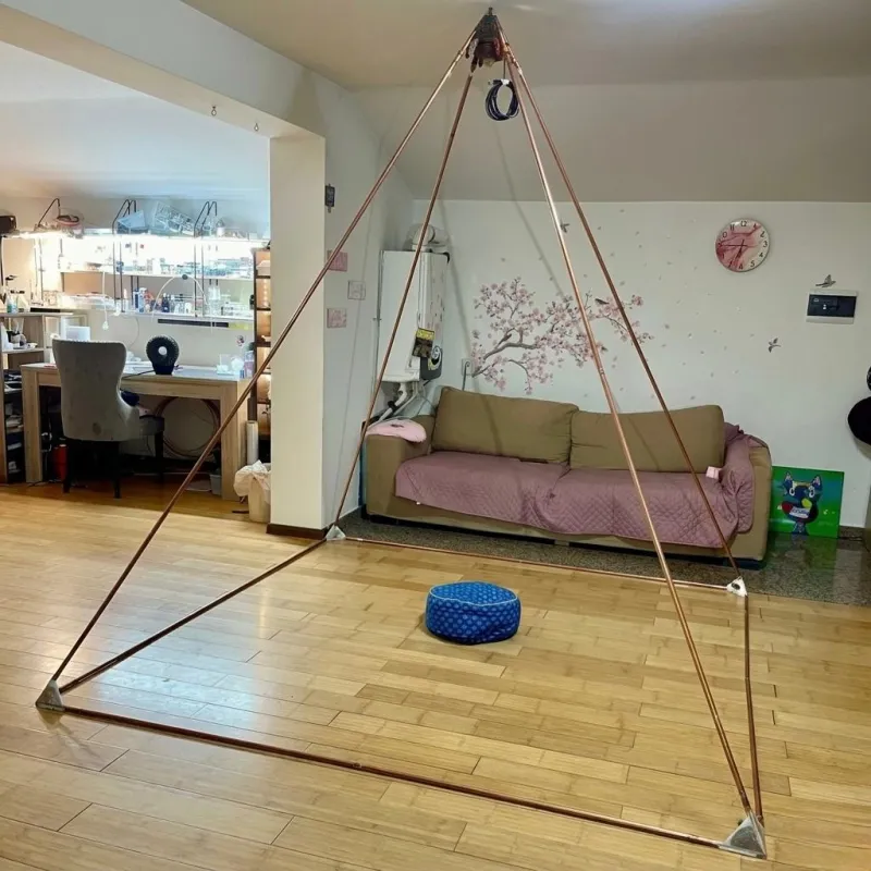 Piramidă de meditație din cupru – spațiu dedicat alinierii și regenerării
