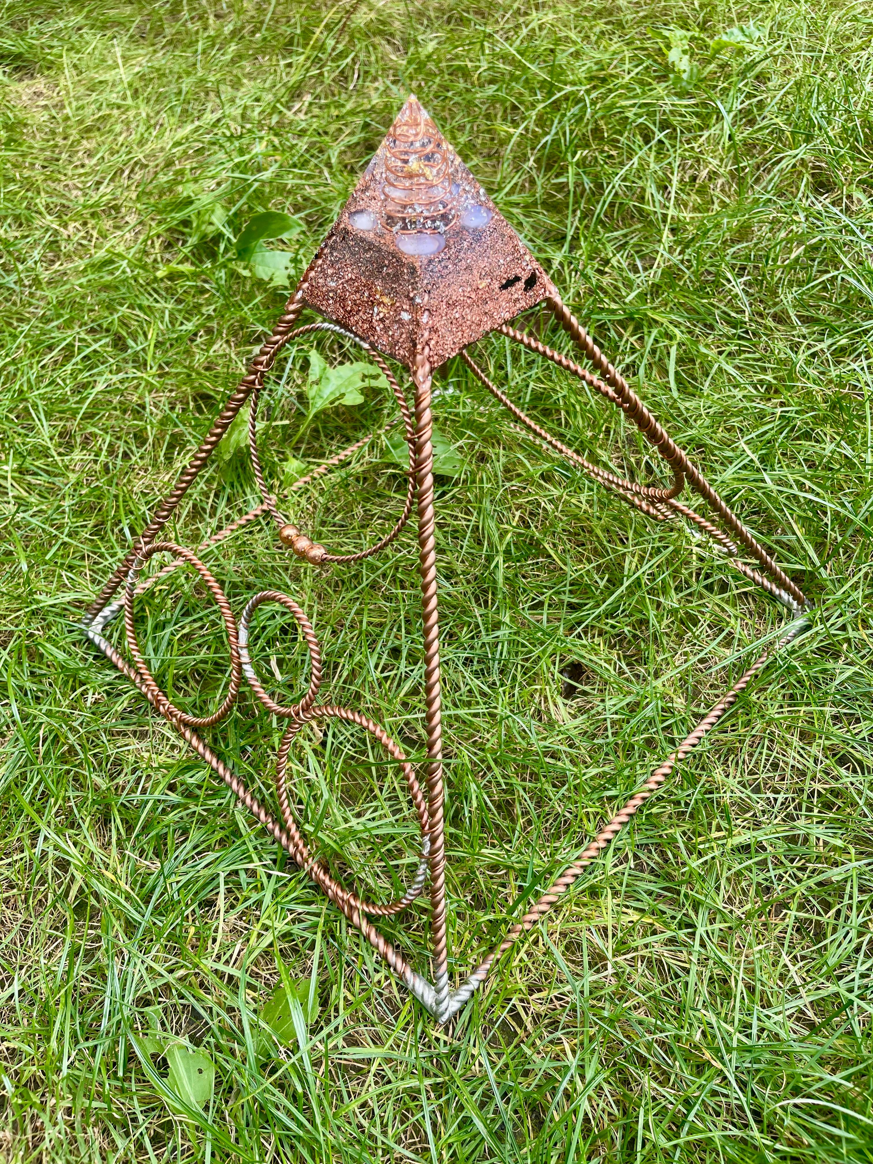 Piramida rusească din cupru cu cristal și GANS-uri